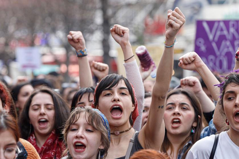 eylemde slogan atan kadınlar