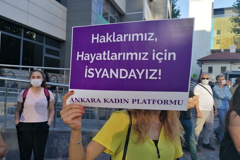 Ankara Kadın Platformu eyleminde döviz taşıyan bir kadın