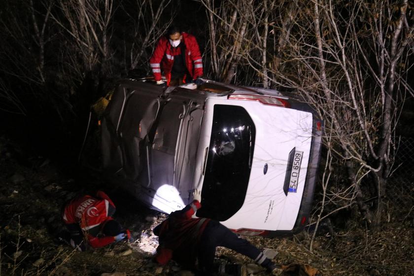 Devrilmiş minibüs ve ekipler.