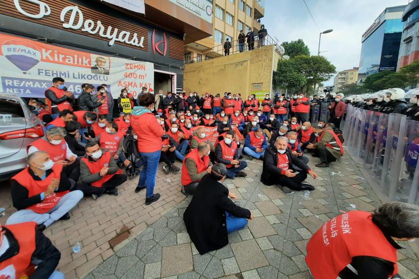 Ankara'ya yürümeleri polis zoruyla engellenen Birleşik Metal-İş üyesi işçiler sendika şube binası önünde oturma eylemine başladı.