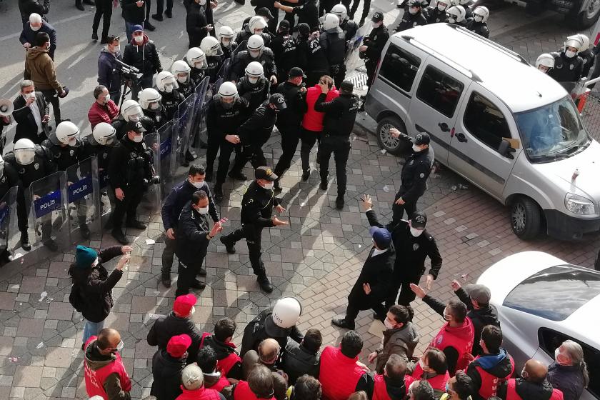 Sendikal hakları için Gebze'den Ankara'ya yürümek isteyen Birleşik Metal-İş üyesi işçiler polis tarafından gözaltına alınırken.