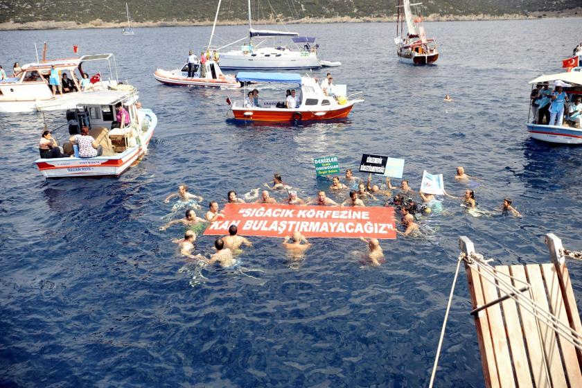 Seferihisar Sığacık Körfezi orkinos çiftliği kurulması protesto edilirken