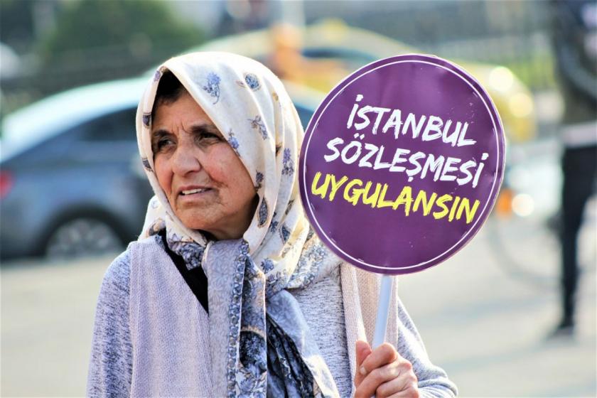 İstanbul Sözleşmesi dövizi taşıyan kadın