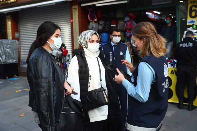 Kadın polis (sağda) iki kadını durdurmuş (solda)