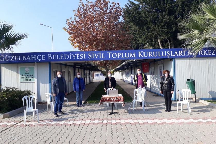 GÜLDER Güzelbahçe Sivil Toplum Kuruluşları Merkezi önünde atık geri dönüşüm tesisleriyle ilgili basın açıklaması yaptı.