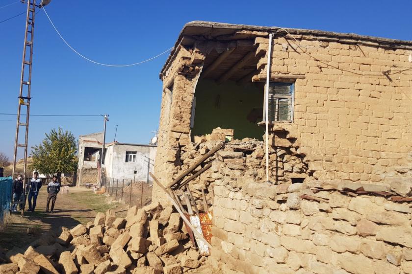 Siirt'te meydana gelen 5 büyüklüğündeki depremde bazı köylerdeki binalar hasar aldı.