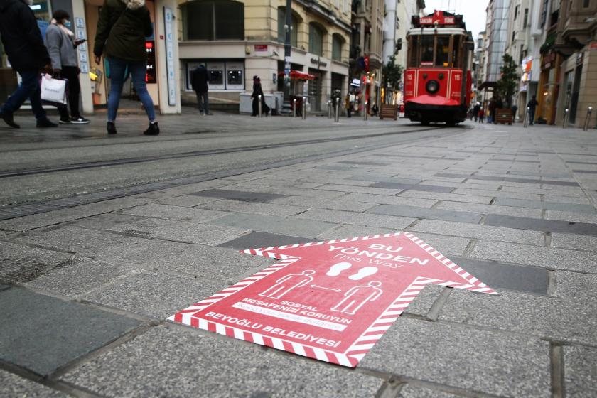 Koronavirüs salgını sebebiyle İstiklal Caddesi'nde aynı anda en fazla 7 bin kişinin bulunabileceği yönünde alınan karar uygulanmaya başlandı.