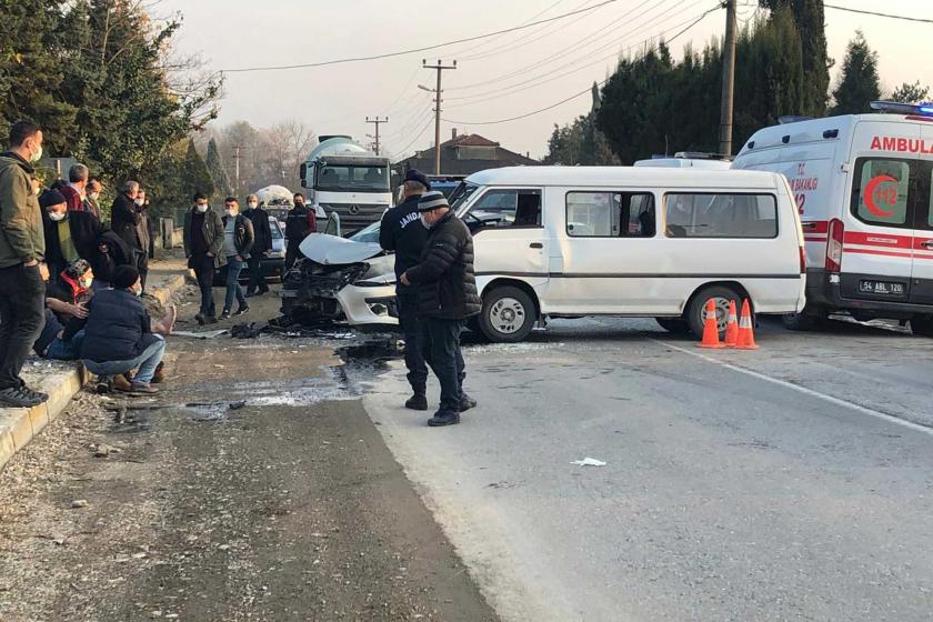 Kaza yapan servis aracı ve ambulans (sağda) işçiler (solda)