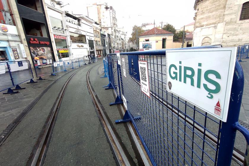 İstiklal cadddesi  girişinde polis barikatı.