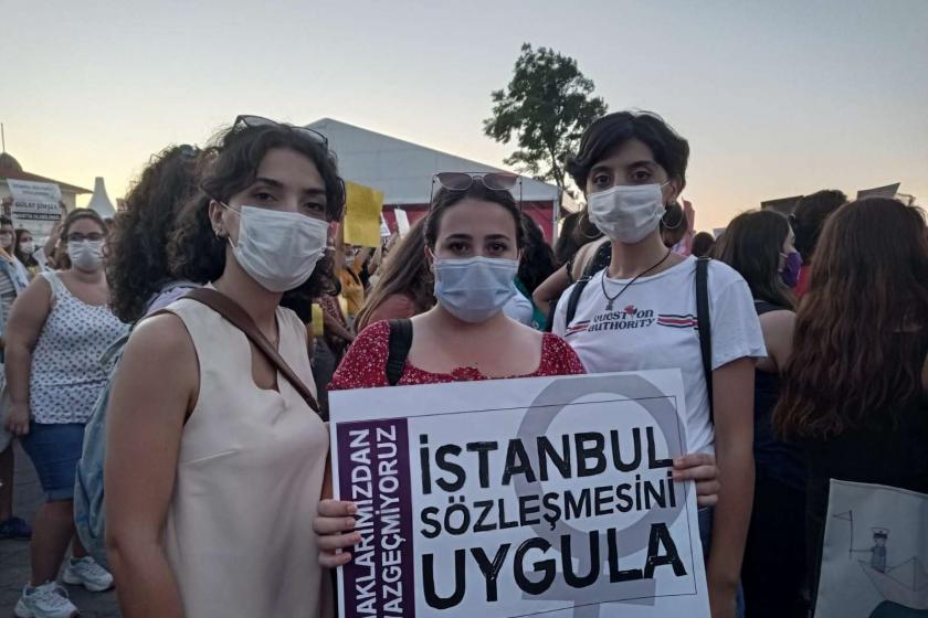 İstanbul sözleşmesini uygula yazılı döviz taşıyan kadınlar