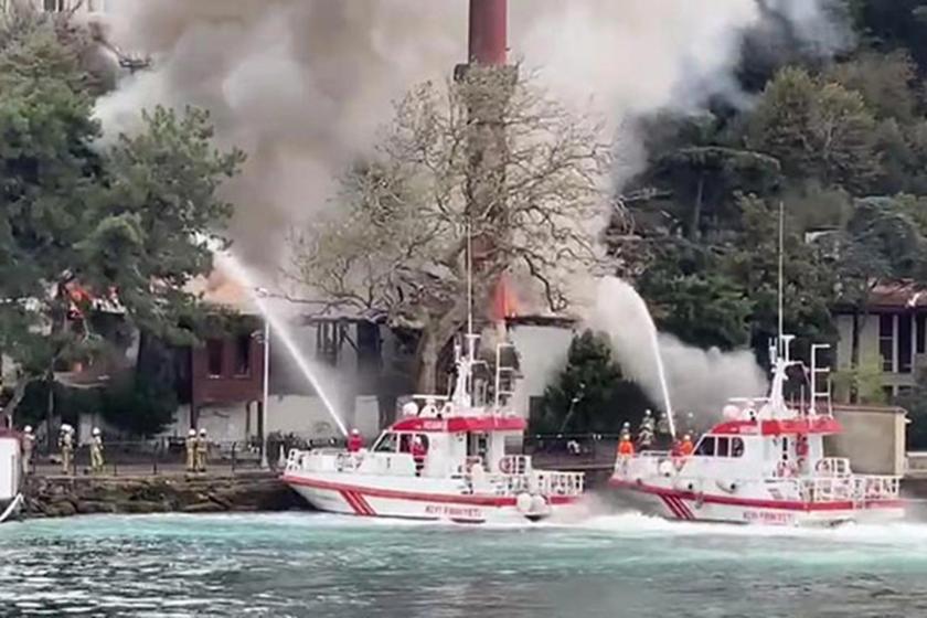 Vaniköy Camii'nde çıkan yangını söndüren itfaiye