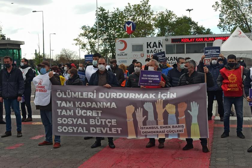 İstanbul Emek, Barış ve Demokrasi Güçleri pankartı arkasında basın açıklamasına katılanlar