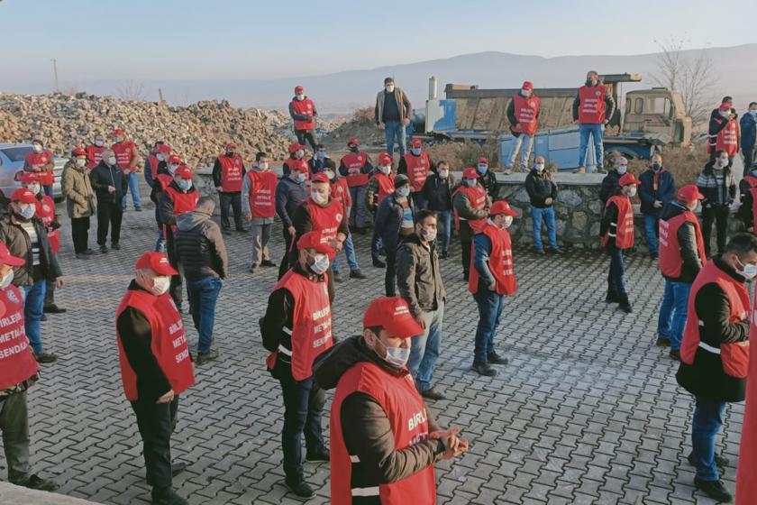 Çorum'da Birleşik Metal-İş'e üye oldukları için işten atılan ve direnişe geçen Ekmekçioğlulları Metal fabrikası işçilerini Selüloz-İş'in örgütlü olduğu Olmuksan Kağıt Fabrikası işçileri ziyaret etti.