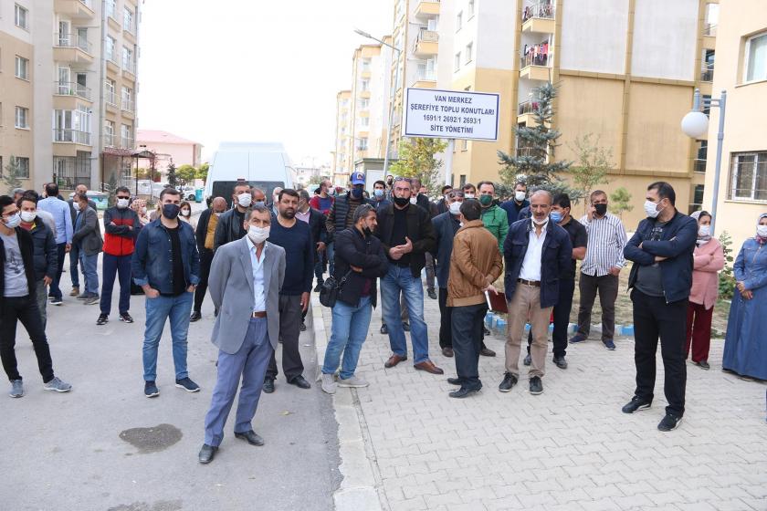 Doğal gaz protestosu için bir araya gelen insanlar