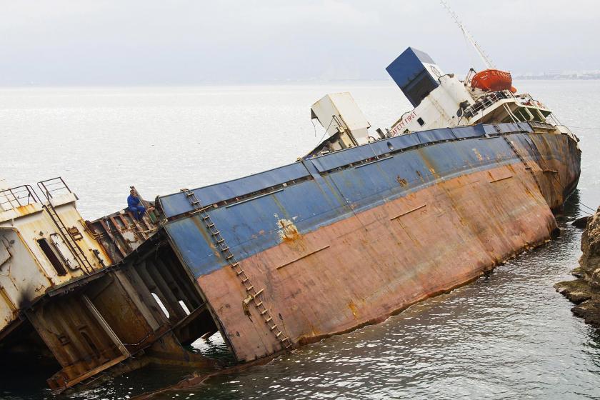 Kaza sonrası yan yatan tanker