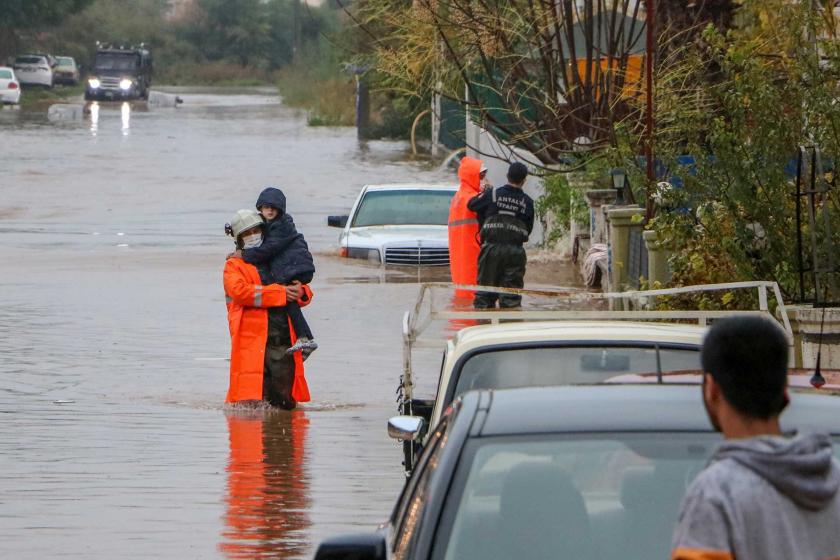 Antalya'da yılın yağış rekoru kırıldı, tarım alanları ve seralar su altında kaldı