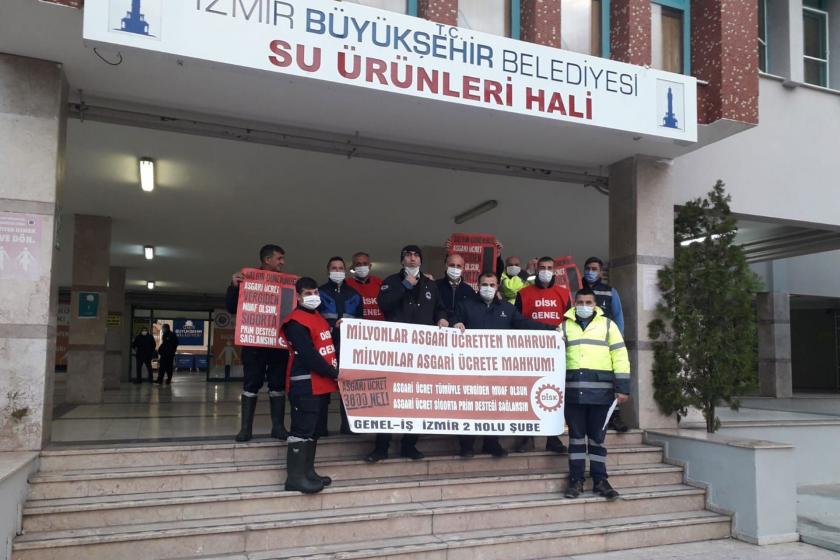 İzmir Büyükşehir Belediyesi Su Ürünleri Hali işçileri asgari ücretle ilgili basın açıklaması yaparken.