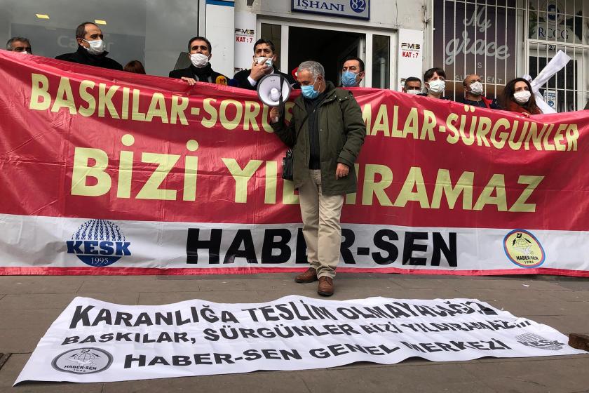 Haber-Sen Genel Merkezi imzalı pankart yerde, Haber-Sen imzalı pankartın arkasında üye ve yöneticileri