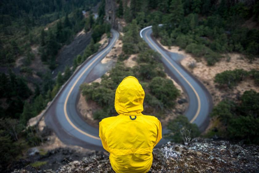 Yolu izleyen sarı montlu biri