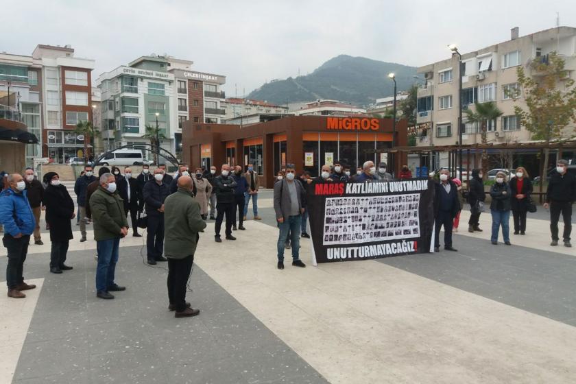 Alevi Bektaşi Kültürünü Tanıtma Derneği, Narlıdere Demokrasi Meydanında Maraş katliamının yıldönümünde yaşamını yitirenleri anarken.