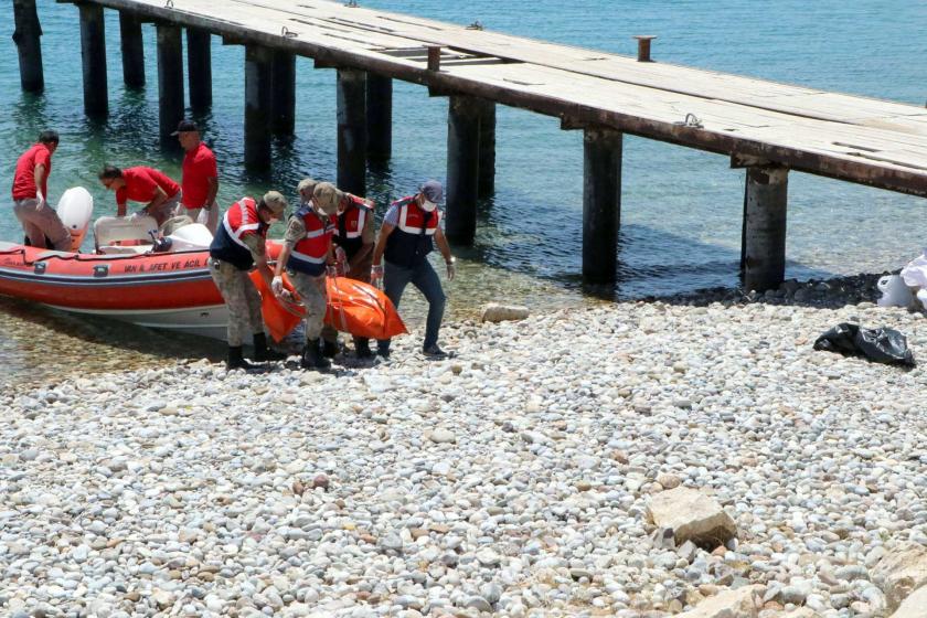 Van Gölü'nde mültecileri taşıyan teknenin batmasının ardından cenazeler gölden çıkarılırken