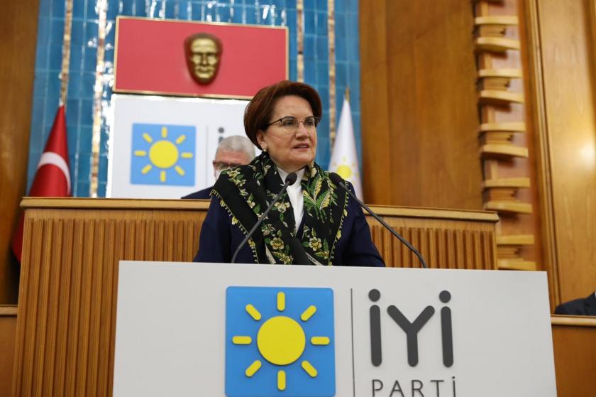 Meral Akşener kürsüde konuşurken