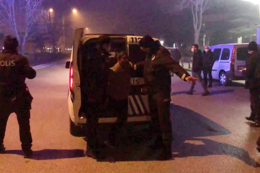 Gözaltına alınan Oktay Y. polis aracına bindiriliyor