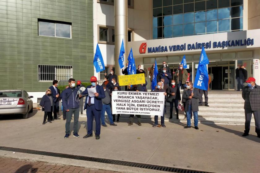 KESK Manisa Şubeler Platformu üyeleri Vergi Dairesinin önünde