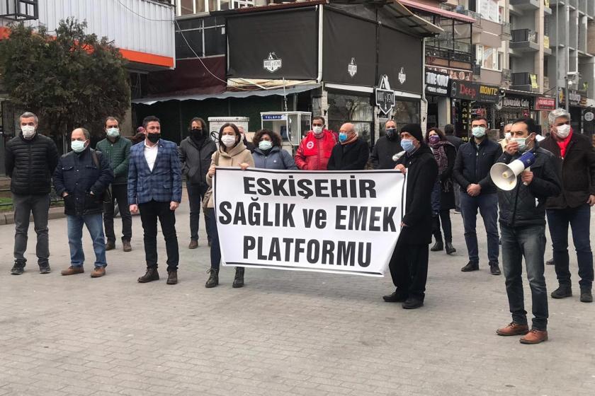 Eskişehir Sağlık ve Emek Platformu pankartı ve platform temsilcileri