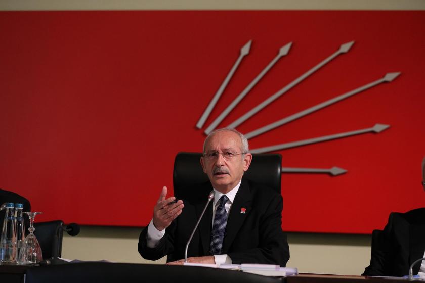 Kemal Kılıçdaroğlu, masada konuşuyor