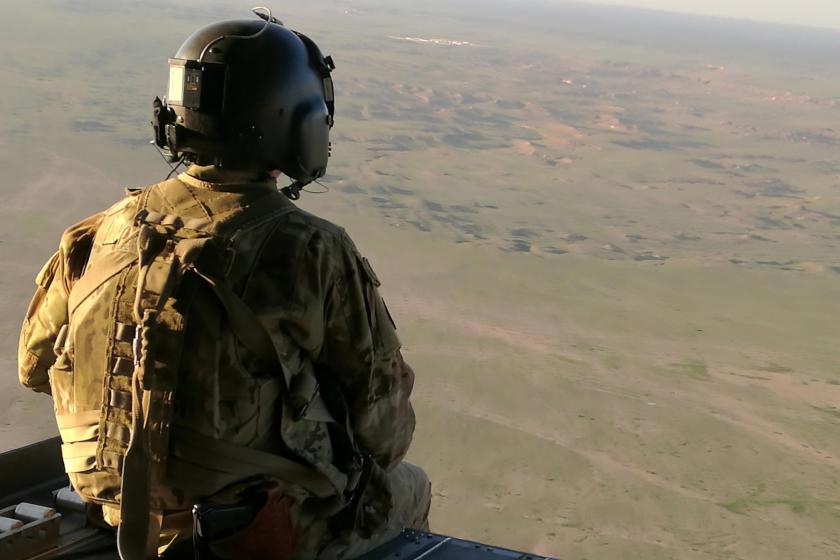 Helikopterden aşağıyı gözleyen bir asker