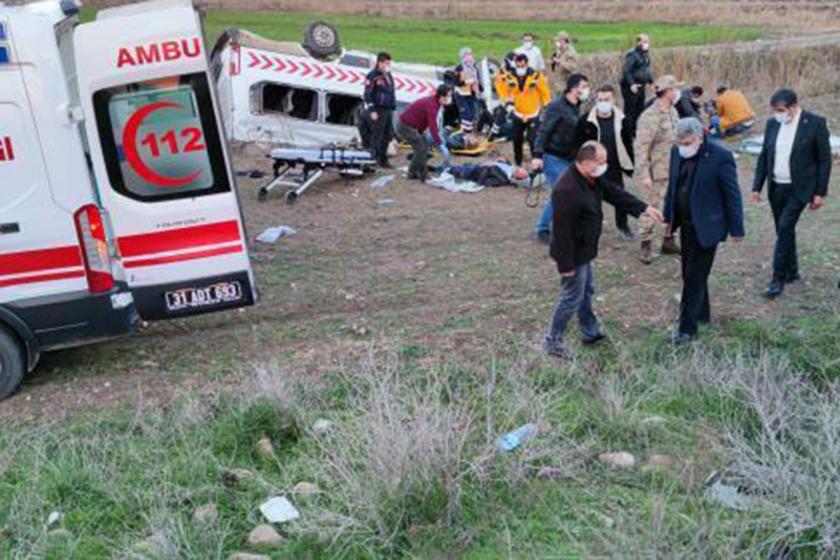 Kaza yapan ambulans ve kurtarma ekipleri