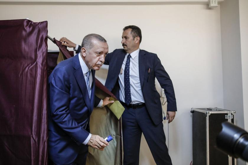 Recep Tayyip Erdoğan oy kullanma kabininden çıkıyor