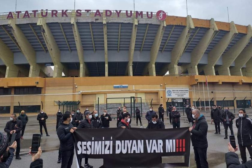 İzmir’de amatör spor kulübü antrenörleri TÜFAD İzmir şubesi önünde Sesimizi Duyan var mı? pankartı açarak basın açıklaması yaptı.