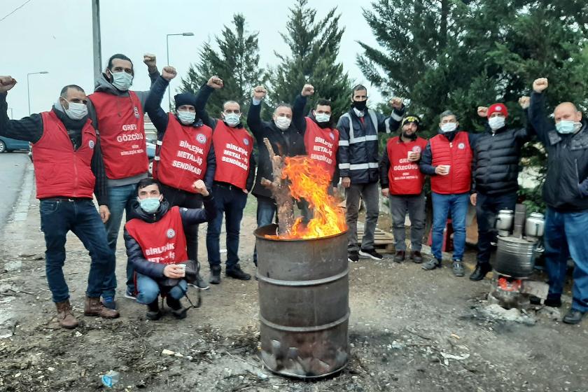 Baldur'da grevde olan işçiler ateş başında