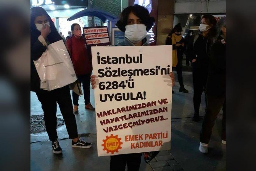 İstanbul Sözleşmesi ve 6284 sayılı yasaya dikkat çeken Emek Partili Kadınlar dövizi taşıyan bir kadın.