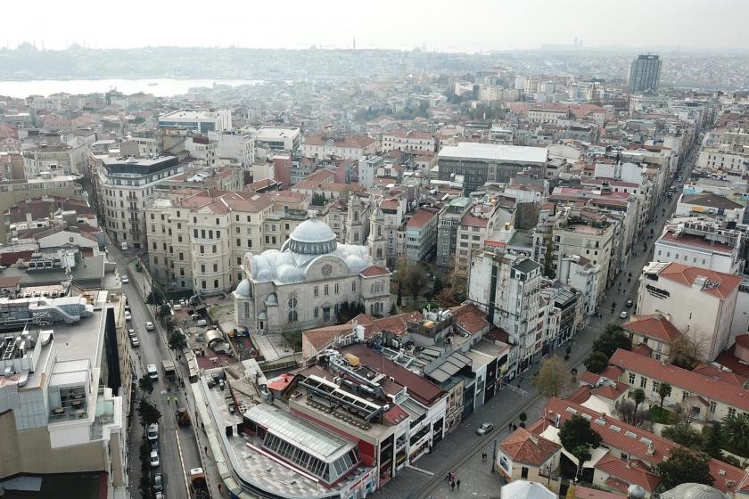 Havadan istiklal caddesi girişi görünümü