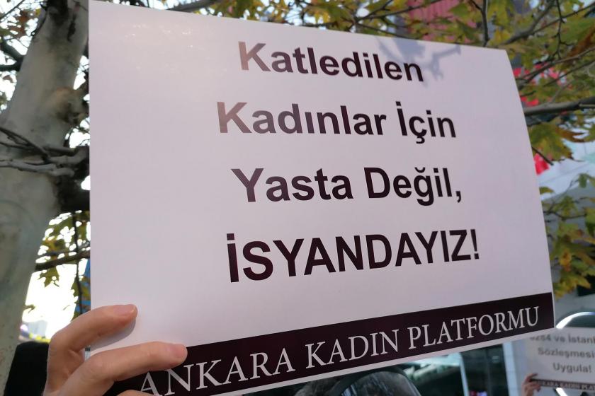 Kadınlar için yasta değil isyandayız yazılı döviz