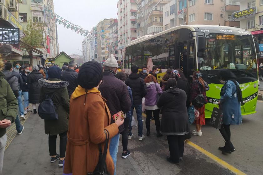 Otobüs durağında otobüse binen insanlar