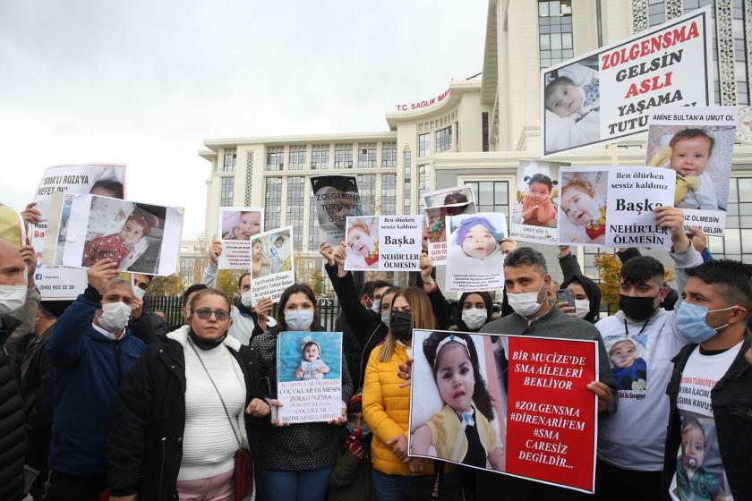 Spinal Müsküler Atrofi (SMA) hastalığının tedavisinde kullanılan bir ilacın ödeme kapsamına alınmasını isteyen bir grup hasta yakını, Sağlık Bakanlığı önünde eylem yaptı.