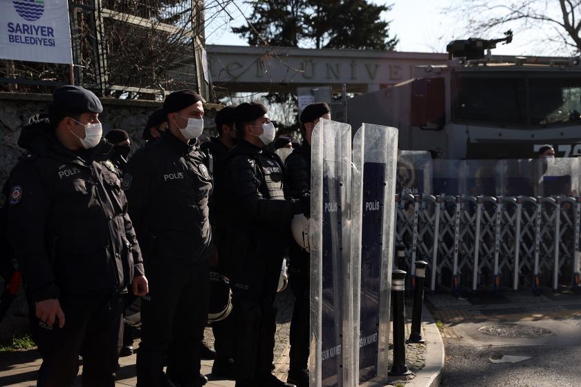 Melih Bulu'nun Boğaziçi Üniversitesine rektör olarak atanması protesto edilirken üniversite girişine polis yığınak yaptı.