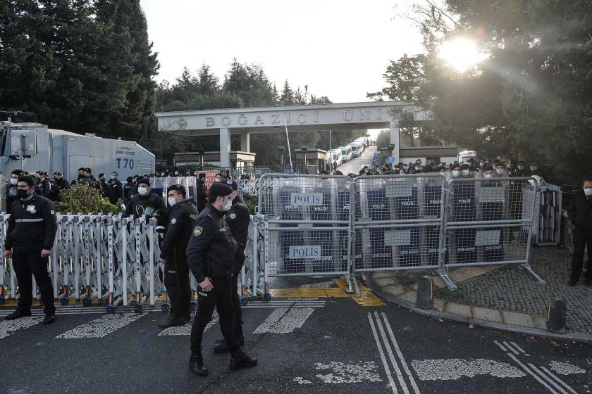 Boğaziçi Üniversitesi önünde polis barikatı