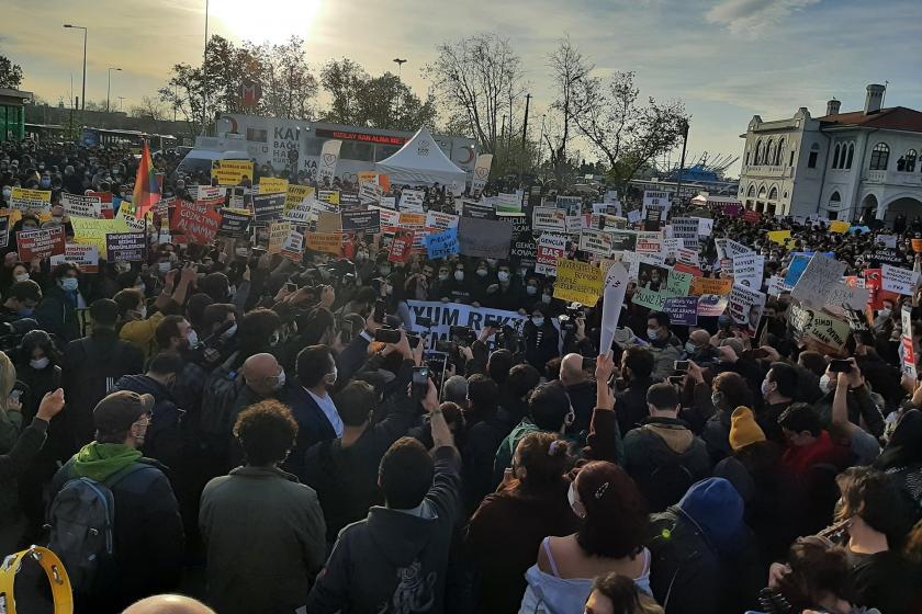 Kadıköy'de binlerce öğrenci AKP'li Melih Bulu'nun istifasını istedi