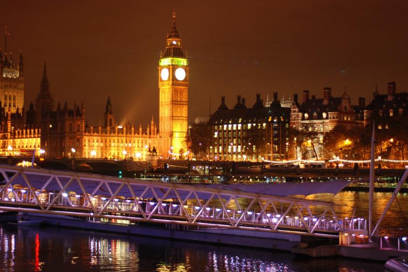 Londra'da ışıklı bir köprü