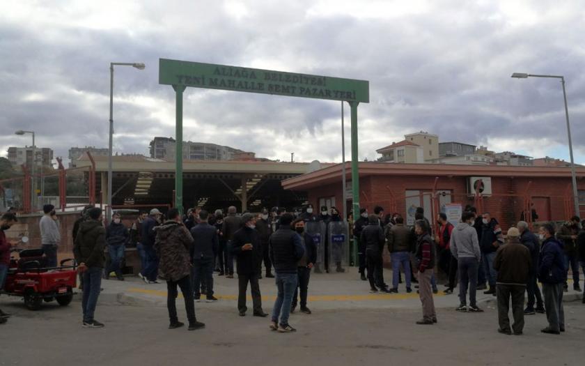 Aliağa'da pazar yeri önünde polis barikatı ve pazarcılar