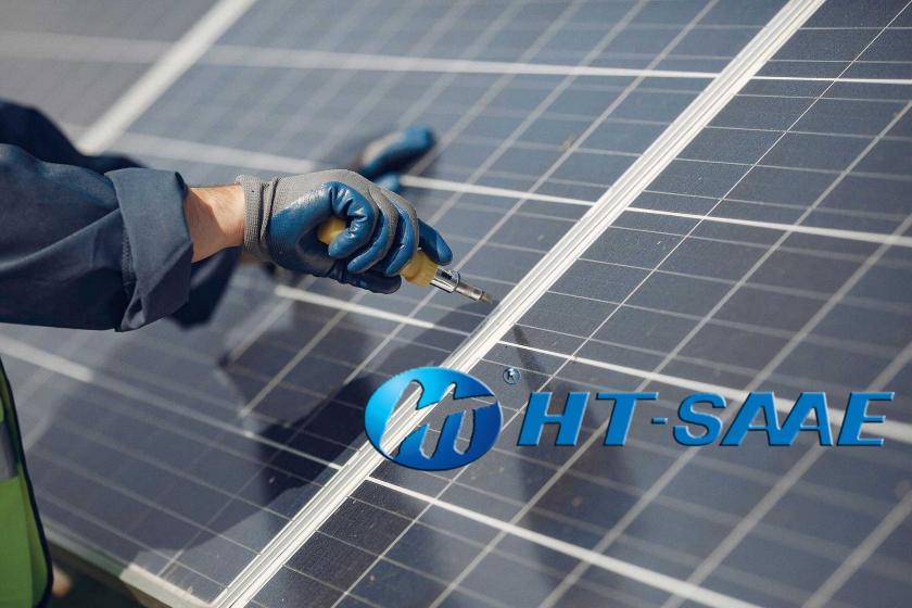 Güneş paneli üzerinde çalışan işçi ve HT Solar logosu