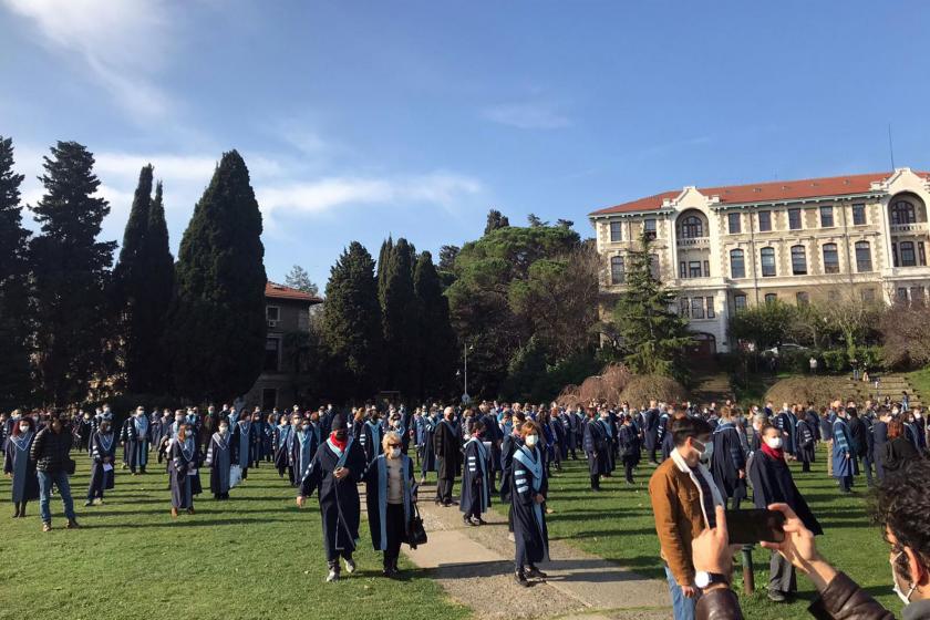 Çok sayıda akademisyen protesto eyleminde