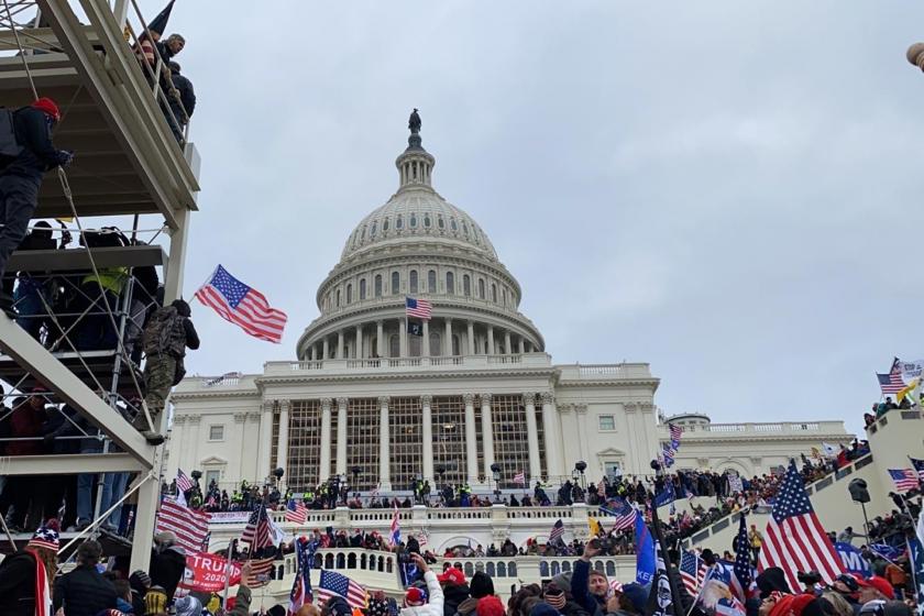 ABD'nin başkenti Washington'da Donald Trump'a destek gösterisi düzenleyen bir grup protestocu, polis barikatını aşarak Kongre binasına girdi.