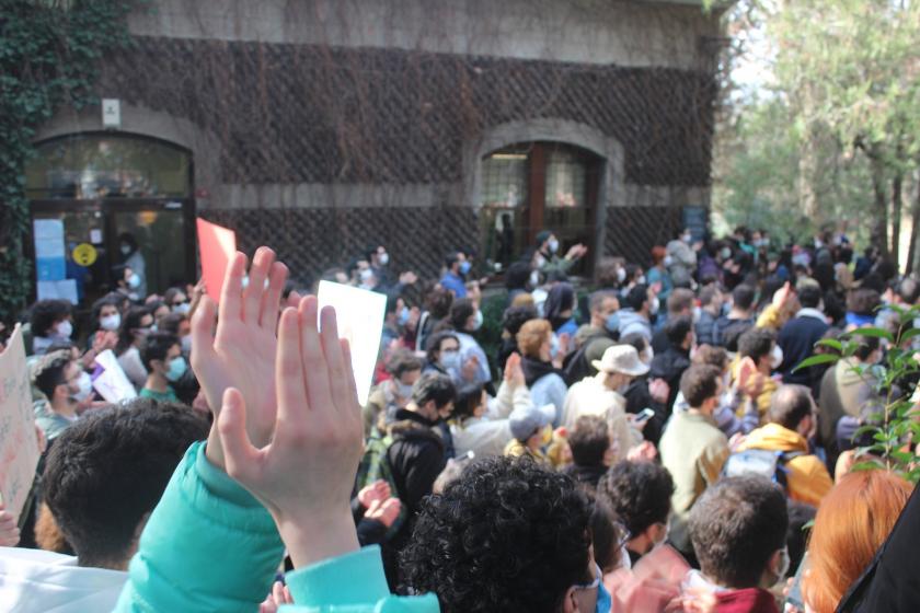 Boğaziçi Üniversitesi öğrencileri Melih Bulu'nun Cumhurbaşkanı Erdoğan tarafından kayyum rektör olarak atanmasını protesto etti.