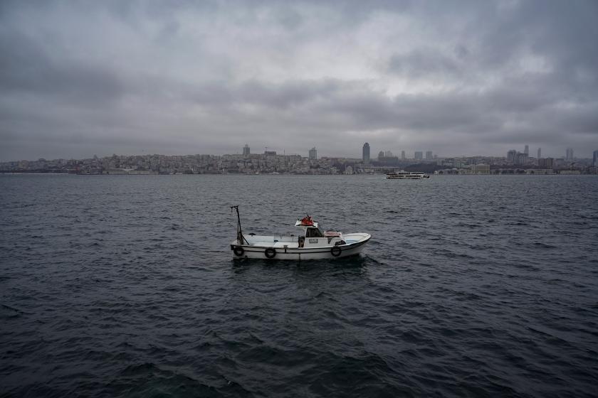 İstanbul'da yağmurlu bir günde sokaktaki insanlar.